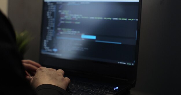 Photo young woman developer programmer software engineer it support working hard at night